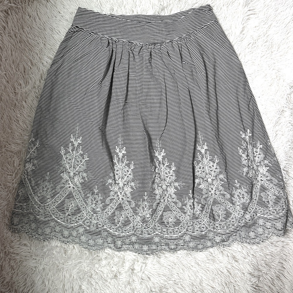 NY Collection Black White Striped Skirt w/ Embroidered Hem | Size 6 - Picture 13 of 15